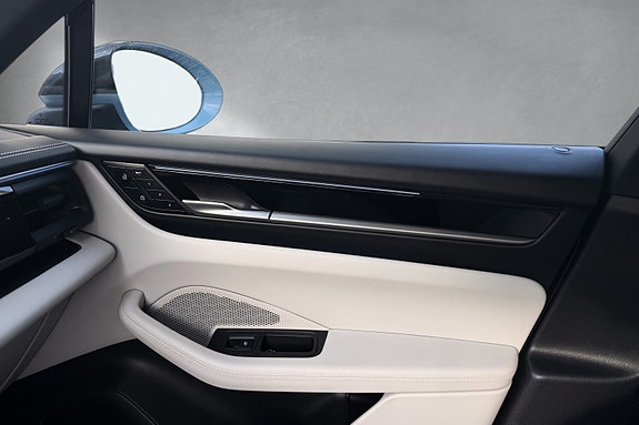 Porsche Macan 4 15 of 25