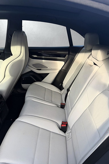 Porsche Macan 4 18 of 25