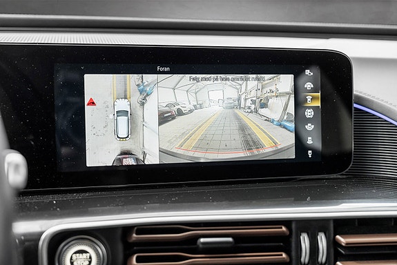 Mercedes-Benz EQC400 16 of 26