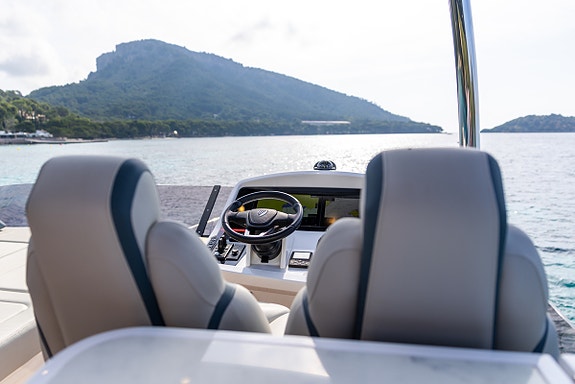 Fairline Squadron 58 - Vises under Cannes Yachting Festival 2026 11 of 25