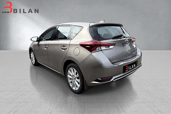 Toyota Auris 7 of 30