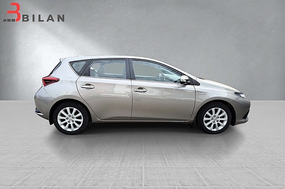 Toyota Auris 11 of 30