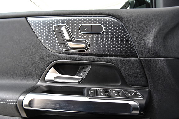 Mercedes-Benz EQB300 15 of 27