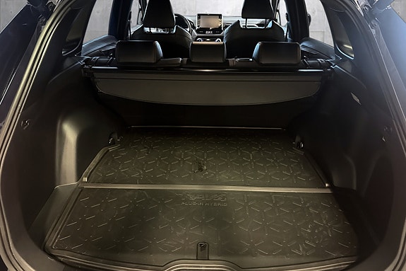 Toyota RAV4 Plug-in Hybrid 18 of 22