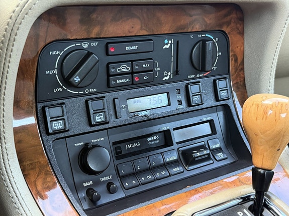 Jaguar XJ6 26 of 30