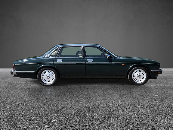 Jaguar XJ6 13 of 30