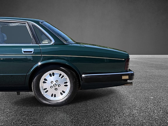 Jaguar XJ6 8 of 30