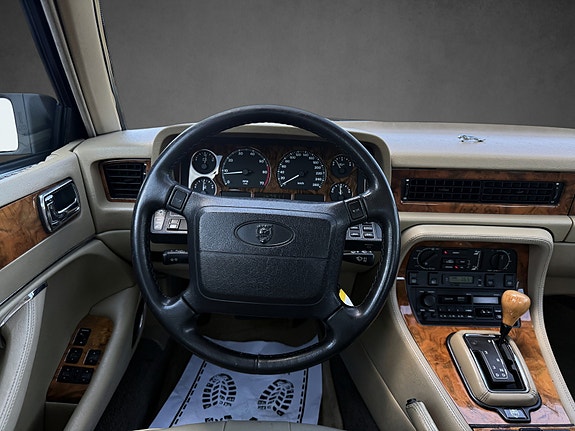 Jaguar XJ6 21 of 30