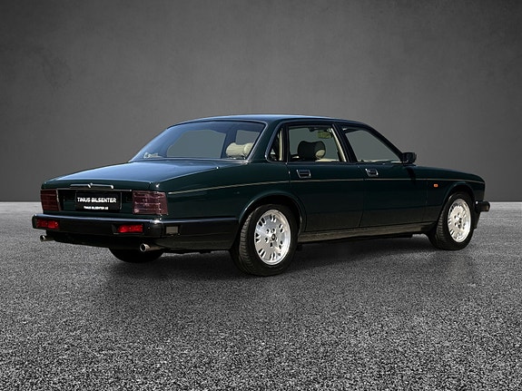Jaguar XJ6 12 of 30