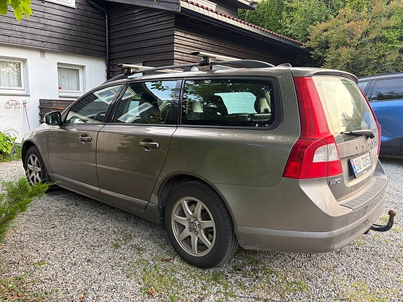 Volvo V70 2 of 8