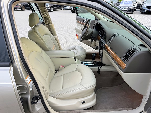 Lincoln Continental 8 of 11