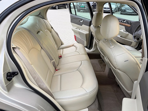 Lincoln Continental 9 of 11