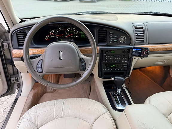 Lincoln Continental 6 of 11
