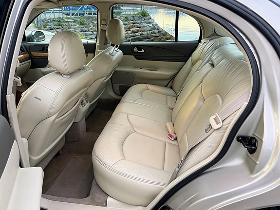 Lincoln Continental 7 of 11