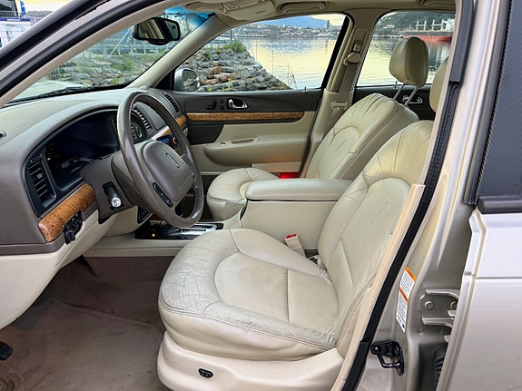 Lincoln Continental 5 of 11