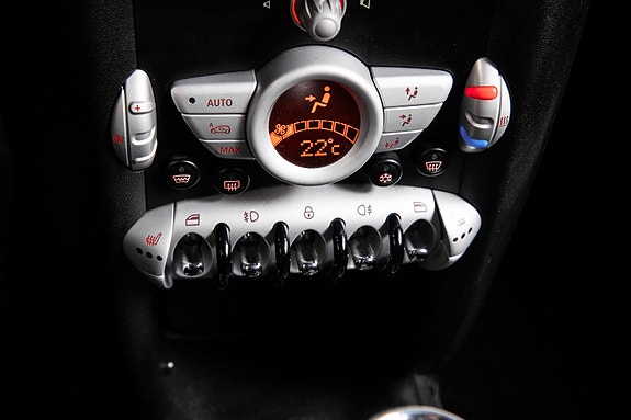 MINI Cooper 13 of 21