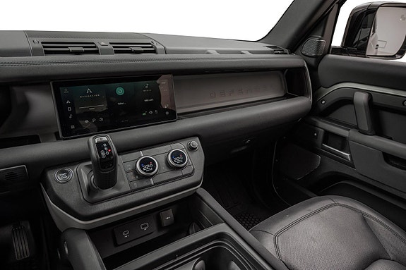 Land Rover Defender 110 16 of 30