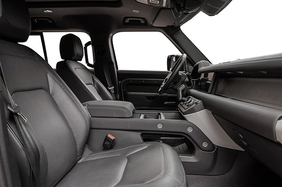 Land Rover Defender 110 8 of 30