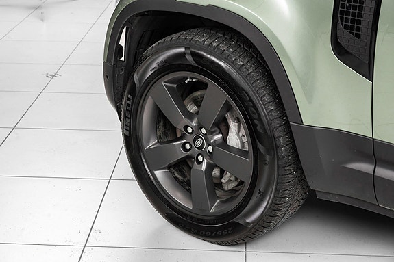 Land Rover Defender 110 14 of 30