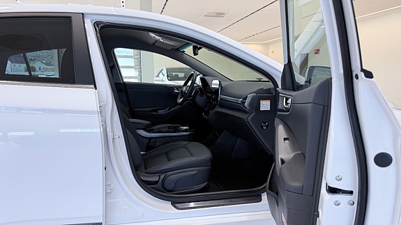 Hyundai IONIQ 18 of 30