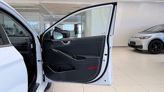 Hyundai IONIQ 21 of 30