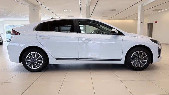 Hyundai IONIQ 8 of 30
