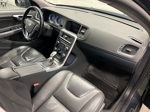 Volvo V60 8 of 27