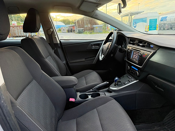 Toyota Auris 12 of 29