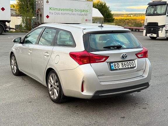 Toyota Auris 2 of 29