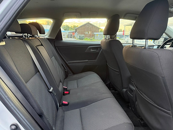 Toyota Auris 14 of 29
