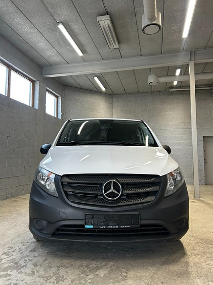Mercedes-Benz Vito 111 2 of 12
