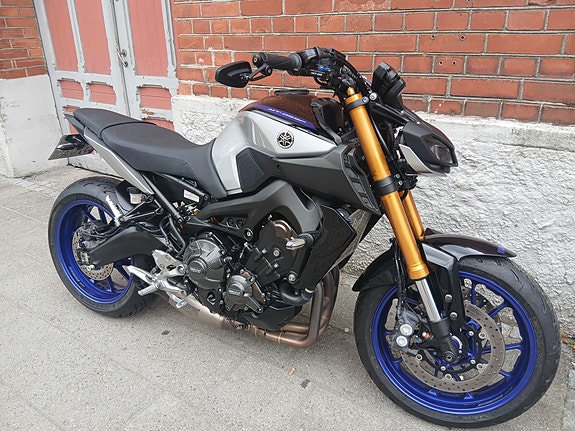 Yamaha MT-09 SP med Akrapoviq og Øhlins 3 of 11