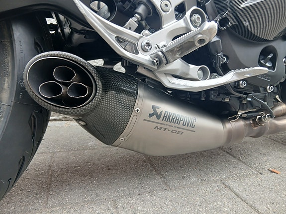Yamaha MT-09 SP med Akrapoviq og Øhlins 7 of 11