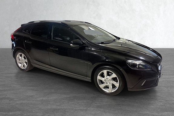 Elegant front med sporty linjer og solide aluminiumsfelger.