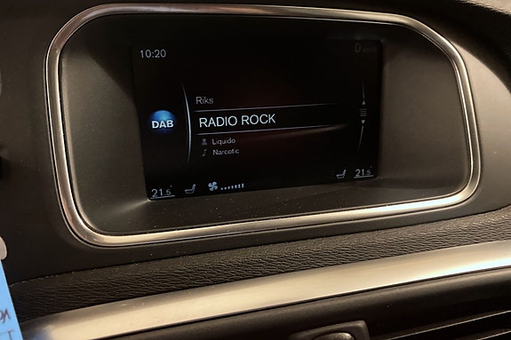 Berøringsskjerm med radio og medieavspilling, brukervennlig system.