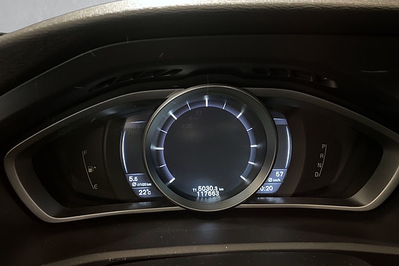 Digitalt kombiinstrument med klar visning av hastighet og drivstoff.