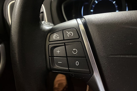 Rattkontroller for cruise og lyd gir sikker og behagelig kjøring.