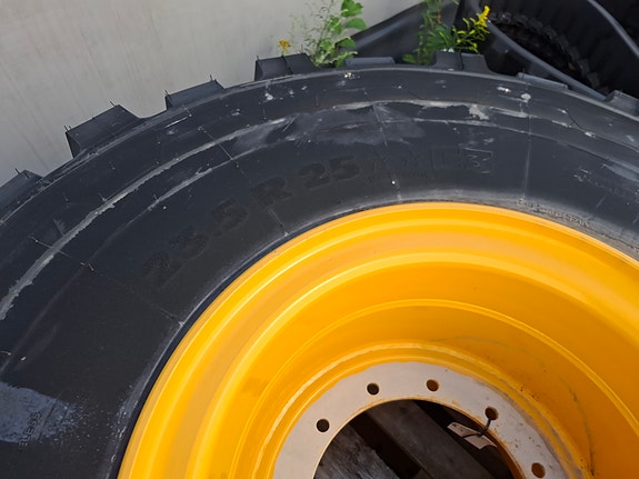Bell Michelin dekk 23,5R25 på felg B25E og B30E 3 of 3