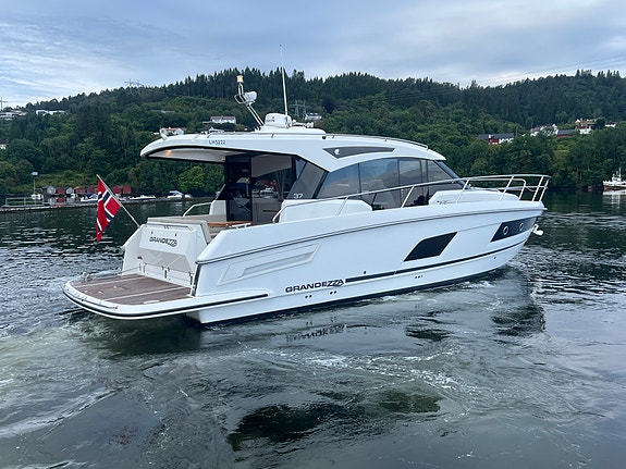 Grandezza 37 CA, En eier, DPI, Joystick, ankervinsj akter og forut 12 of 30