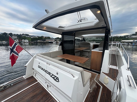 Grandezza 37 CA, En eier, DPI, Joystick, ankervinsj akter og forut 16 of 30