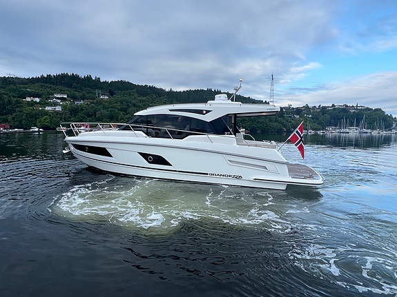 Grandezza 37 CA, En eier, DPI, Joystick, ankervinsj akter og forut 7 of 30