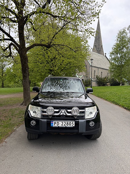 Mitsubishi Pajero 4 of 11