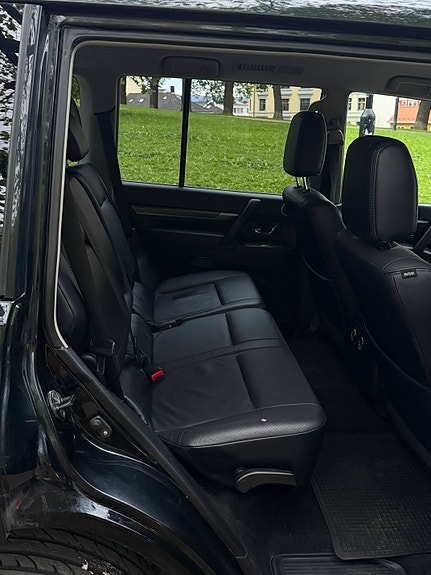 Mitsubishi Pajero 9 of 11