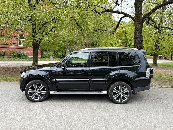 Mitsubishi Pajero 2 of 11