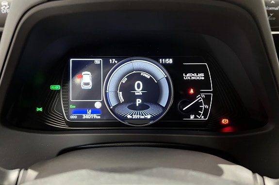 Lexus UX300e 13 of 21