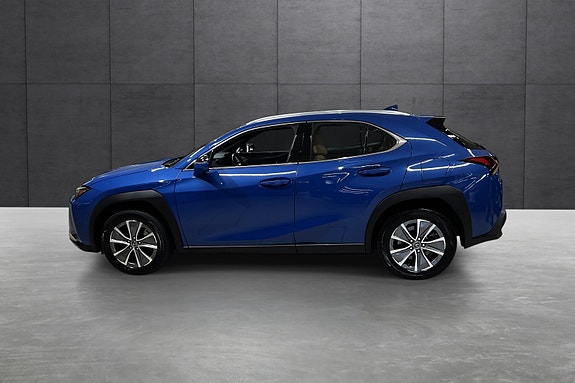 Lexus UX300e 2 of 21