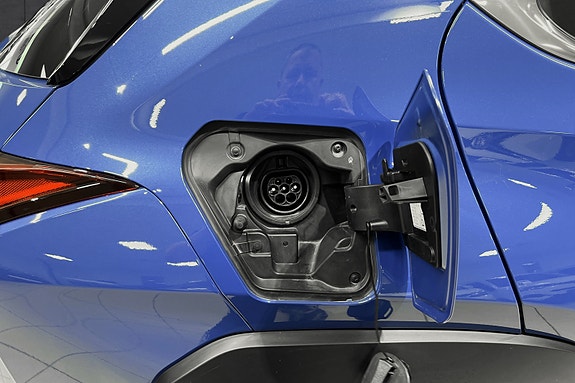 Lexus UX300e 9 of 21