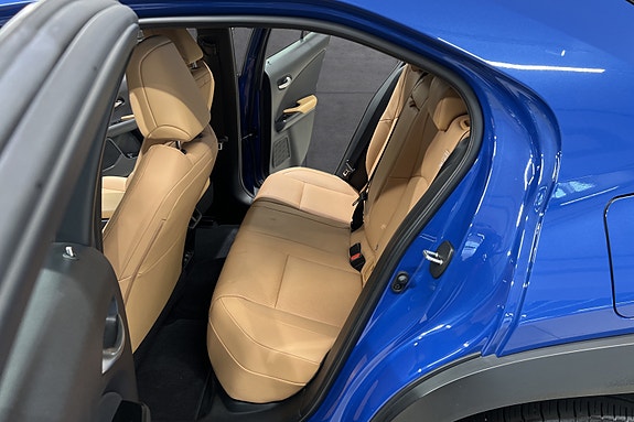 Lexus UX300e 17 of 21
