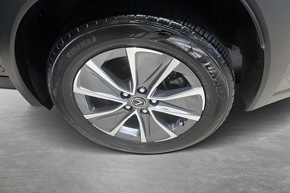 Lexus UX300e 19 of 21