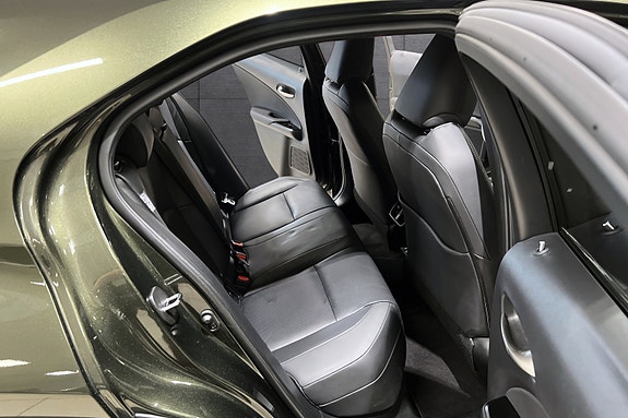 Lexus UX300e 16 of 21
